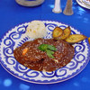 Plato de mole poblano